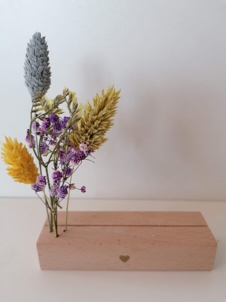 Holzständer mit Blumendeko